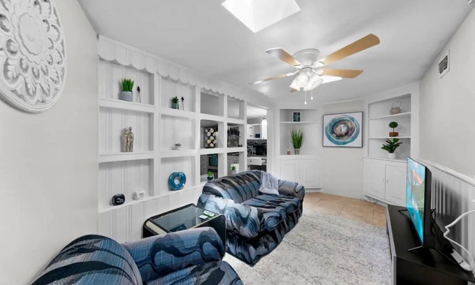 Arlington Casa | Central Guest House, Long-Term, Skylights, Laundry