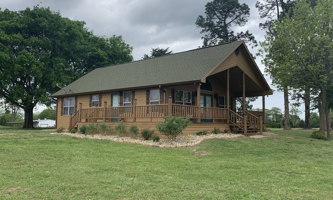 Winnsboro Cabina | Hideaway on the Hill - Winnsboro, Texas