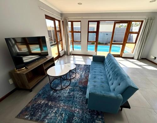 Parklands Casa | Hideaway-Poolside Comfort cottage 5km to the Beach