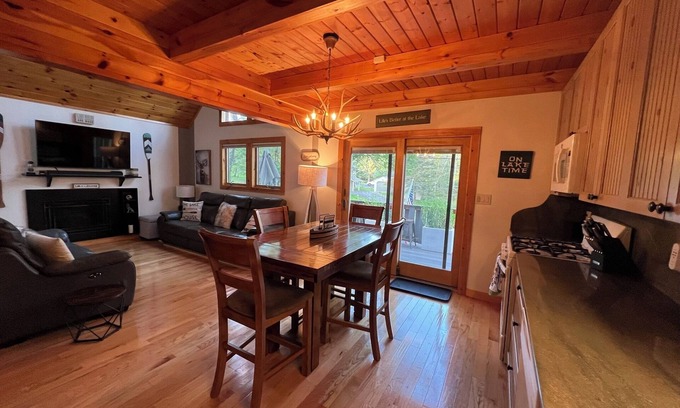 Lake Ariel Cabina | Hideout,2 King Beds,3 bunk beds,Linens,walk to Ski Hill, Beach and Pool! Creek!