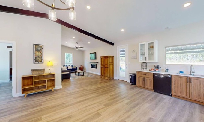 Hochatown Cabina | "Hideout" New 1 Bedroom on 8 Acres. Hot Tub & More!