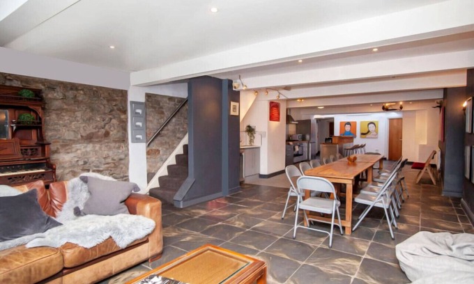 Butetown Casa | higgihaus 5 Sleeps 14-16 Hens Stags Big