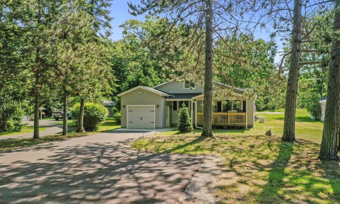 Higgins Lake Casa | Higgins Hideout *3 minute drive to the beach*