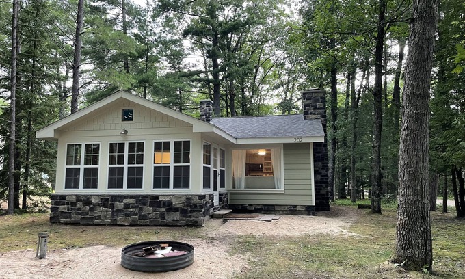 Higgins Lake Casa | Higgins Lake Cottage Offers Classic "Up North" Experience