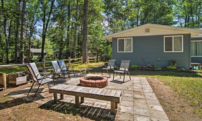 Higgins Lake Casa | NUEVA casa de Roscommon con Fire Pit-Walk al lago Higgins