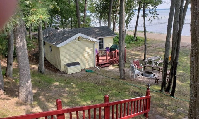 Higgins Lake Casa | Higgins Lakefront Cozy Beach House with Private Boat Mooring Onsite - Brass Bell
