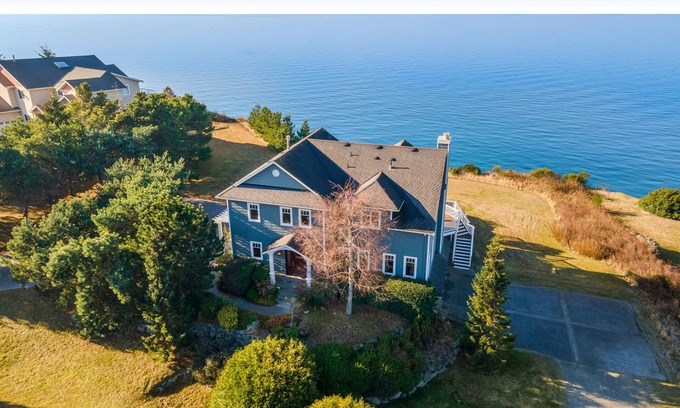 Oak Harbor Casa | High bank waterfront villa with fireplace, sunset view & fast WiFi -dog-friendly