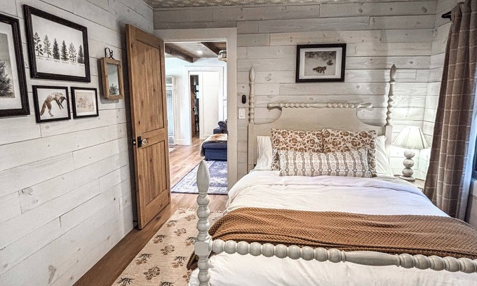 Carnelian Woods Casa | The cutest little lakeview cabin! Walk to Beaches + Restaurants