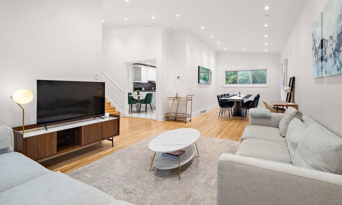 Cote-Saint-Luc Casa | High end full house sleeps 16. 3 bathrooms. Private Terrace and backyard
