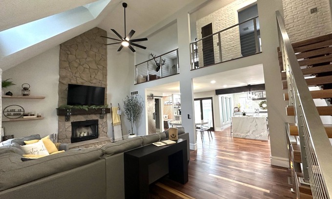 Mason Casa | High-end home w/ fireplace, gourmet kitchen, sauna, game rm/ large yard/fire pit