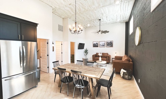 Mountain Home Apartamento | High-end luxurious loft within walking distance to downtown!