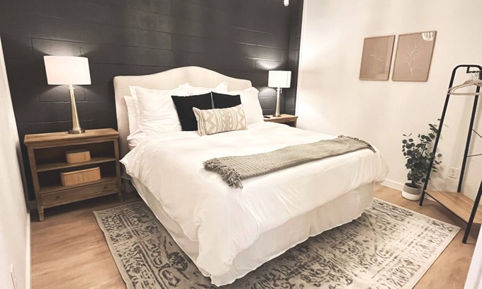 Mountain Home Apartamento | High-end luxurious loft within walking distance to downtown!