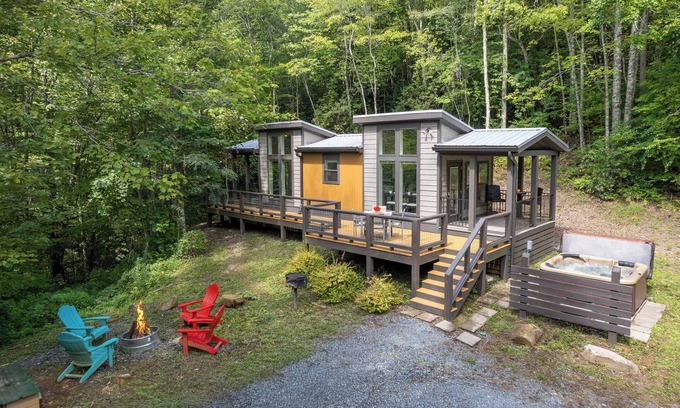 Robbinsville Cabaña | High Hollow Cottage: Modern Tiny Home with Hot Tub and Fire Pit