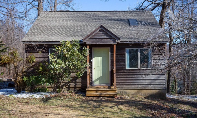 Montebello Cabina | High Meadows--King BR, fireplace, jacuzzi, kitchen