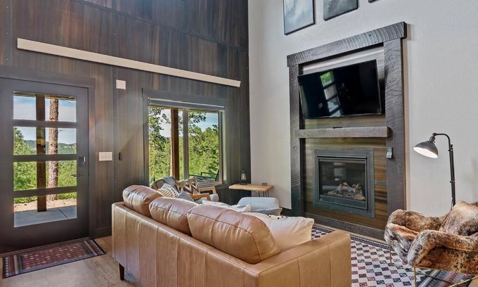Deadwood Casa | High Mountain Rustic Cabin Hot Tub Game Loft