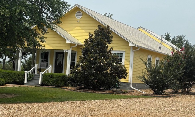 Red Rock Otro | High Point a Charming 2-bedroom sleeps 6 farmhouse in Red Rock with AC, WiFi