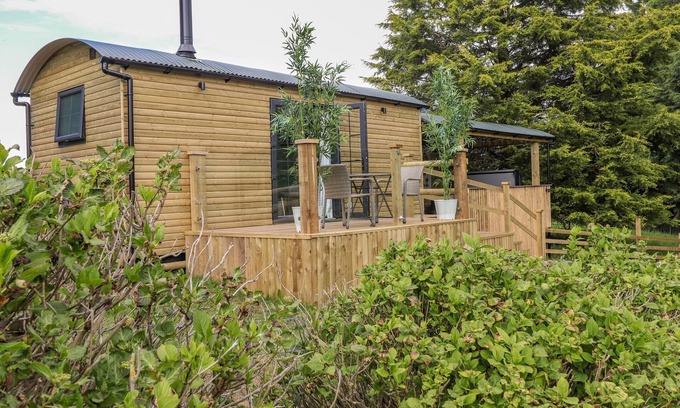 Hayton Cabaña | HIGH RIGG SHEPHERD'S SUNRISE, pet friendly in Brampton, Cumbria