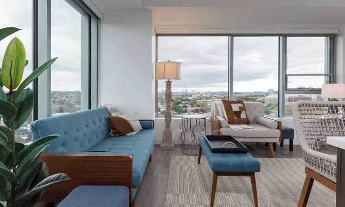 Central Square Apartamento | High Rise 3 BR Retreat w City Skyline Views, Shared Gym