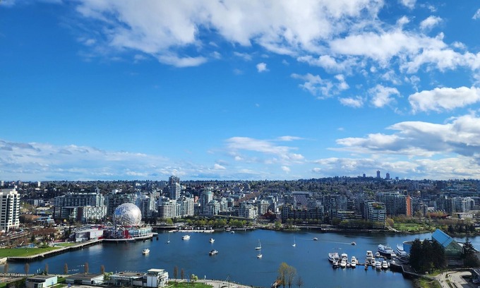 Strathcona Condominio | High-Rise Condo with water View | Near Stadiums