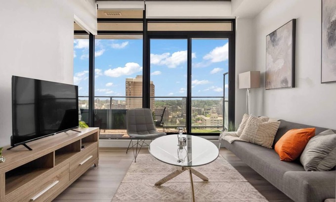 Connaught Apartamento | High-Rise Haven | AC, VIEWS, Pool, Gym & Parking