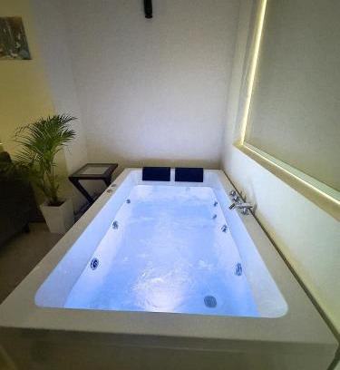 Chandigarh Apartamento | High Rise Lavish Room with Jacuzzi & Amazing View in zirkapur