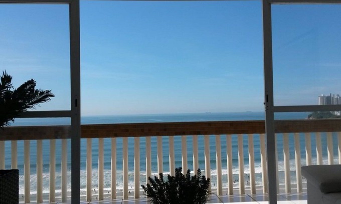 Centro Apartamento | Apt. alto nivel, con balcón frente al mar TOTALES, Pitangueiras Beach.