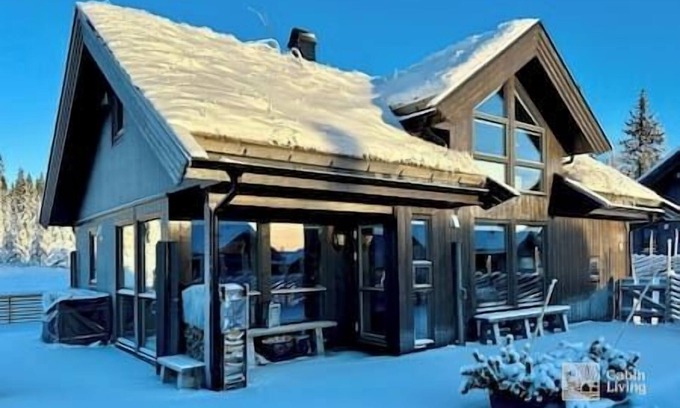 Sjusjoen Casa | High standard cabin at Sjusjøen - sauna, hot tub & ski trails right outside