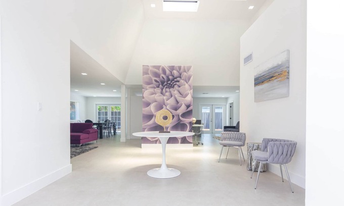 Cooper City Casa | "High Top" Luxury, Gated Yard for pets and Family Friendly
