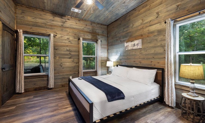 Hochatown Cabina | High West: high-end 1BR suite +bunk room+playscape