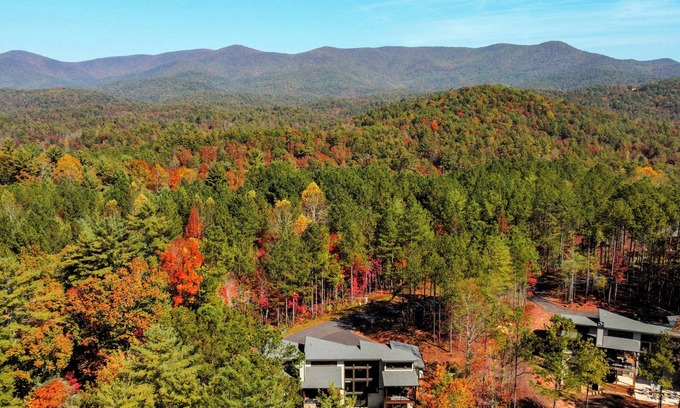 Ellijay Cabina | Higher Ground ~ Modern Cabin w/ Heated Indoor Pool ~ Hot Tub ~ Fire Pit