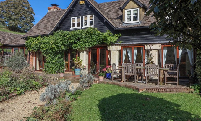 Painswick Cabaña | HIGHGROVE BARN, pet friendly, character holiday cottage in Painswick