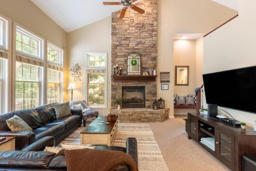 Lake Harmony Casa | Highland Hideaway by AvantStay Group Poconos Retreat w Patio Game Room