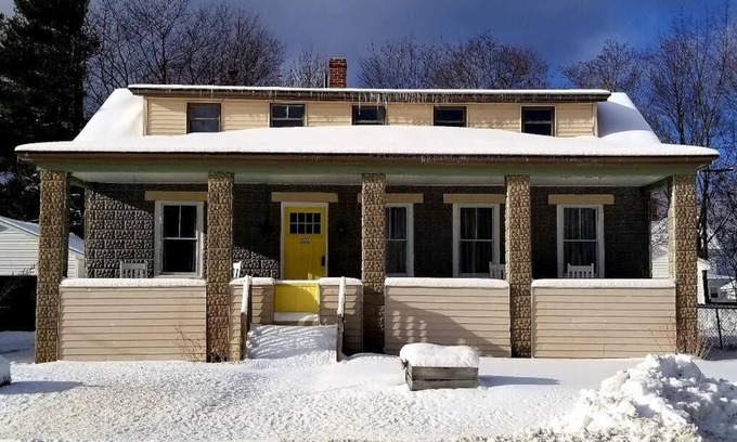Millinocket Casa | Highland Home Away - Pet Friendly blocks from trail heads