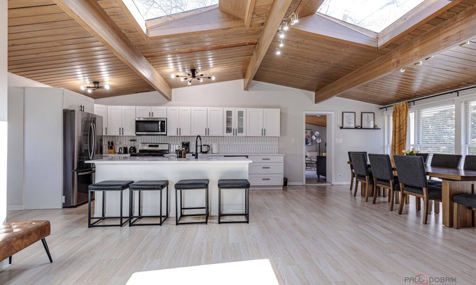 Highland Park Casa | Highland Park Family Ranch - Walk to Lake & Metra to Chicago!