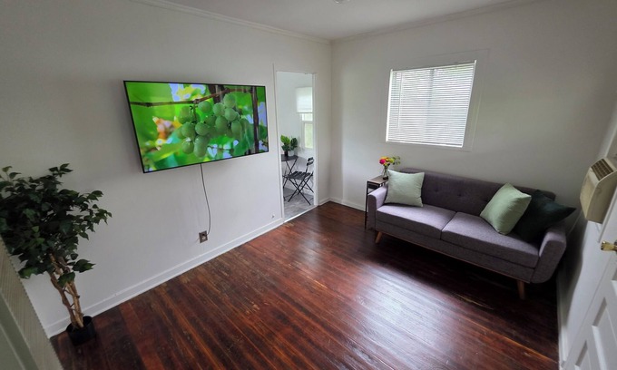 Highland Park Cabaña | Highland Park Haven – Furnished 1BR Cottage w/ Parking & Wi-Fi