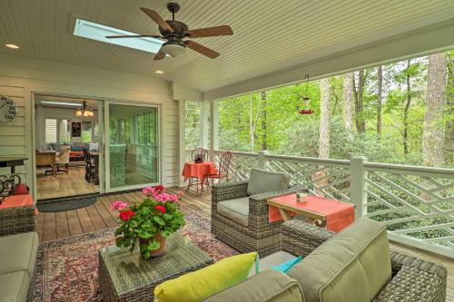 Highlands Casa | Highlands Cottage with Sunroom about 1 Mile to Downtown!