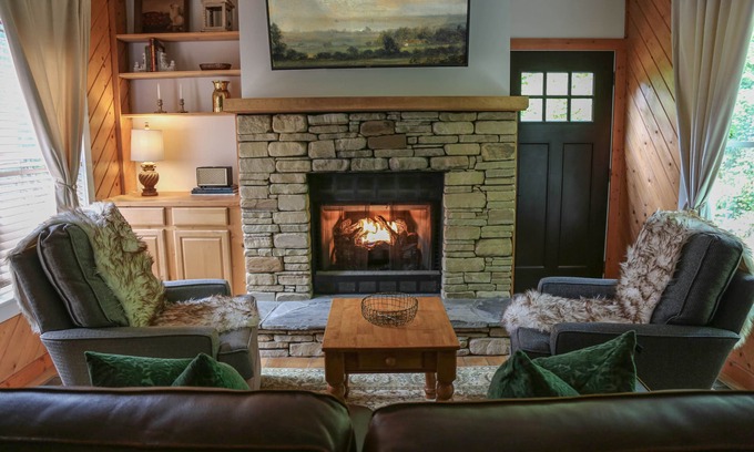 Mirror Lake Cabaña | Highlands, NC - Cozy fireplace 3 min to posh Main Street, or majestic Dry Falls!