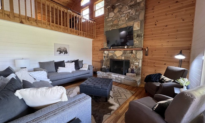 Highlands Cabina | Highlands Spacious MTN Cabin for 16 w/Hot Tub+gameroom+gym+wifi & 4m from DT
