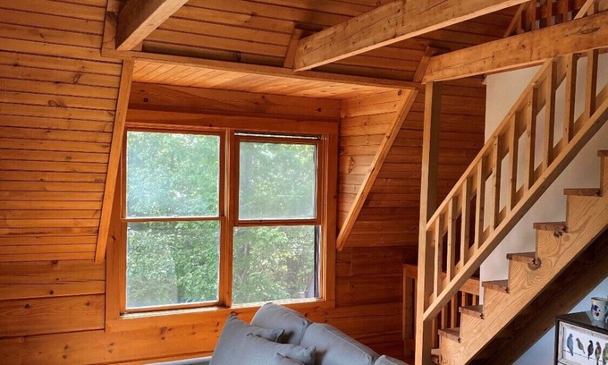 Clayton Cabina | Highlands View Log Cabin with Fenced Yard