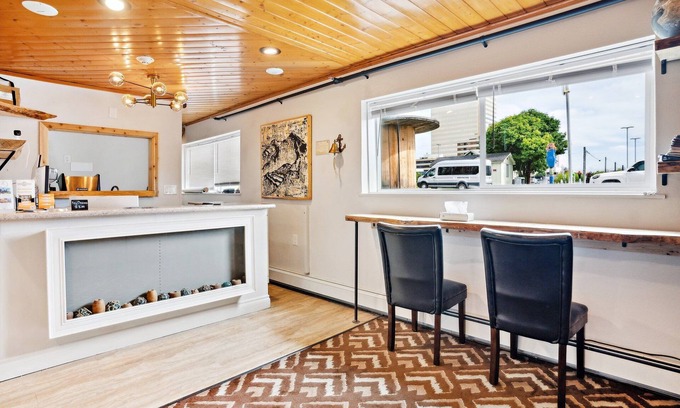 Downtown Anchorage Apartamento | Highliner Hotel - Deluxe Double Queen with Mountain View