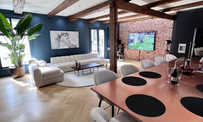 Canal Ring Apartamento | Highly Luxurious & Fancy 7-star Apartment in the City