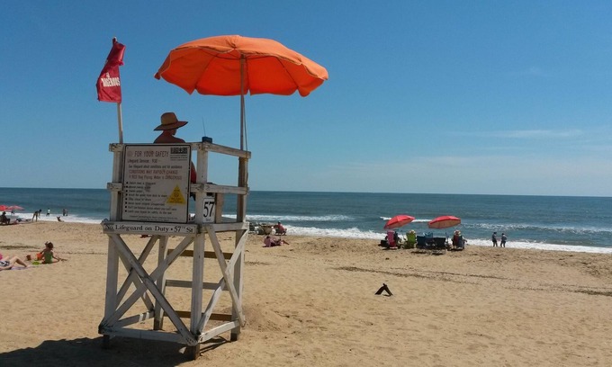 Northeast Virginia Beach Condominio | The Beachcomber - Acogedor, patio con hacha en la calle de la playa - ¡Excelente ubicación!