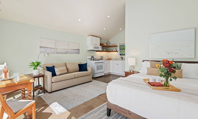 Montecito Casa | HIGHLY RATED!! Comfortable Studio Cottage Walking Distance to Beach!