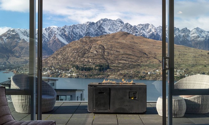 Queenstown Casa | Highview Haven | Lake View | Spa Pool | Garden