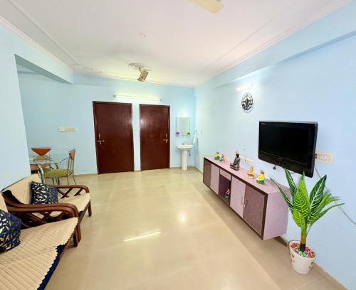 Vaishali Nagar Apartamento | Highway access 2BHK, Trendy decor, VR & other water parks