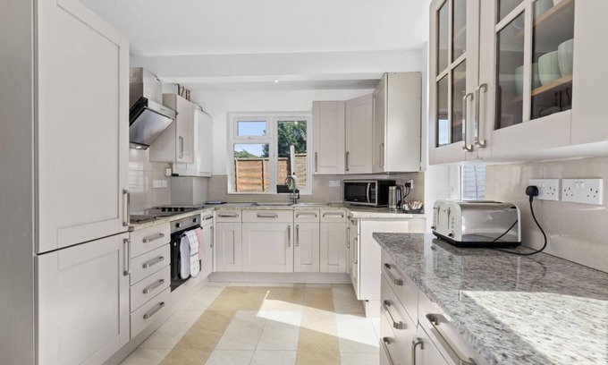 Brighton Casa | Highway Haven With Free Parking By My Getaways
