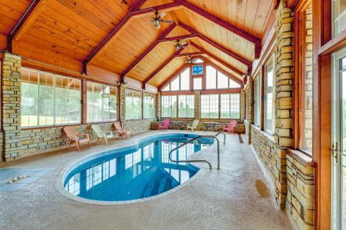 Fairfield Bay Apartamento | Hike and Fish Studio with Pool Access in Shirley!