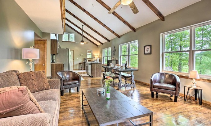 Zoe Casa | Hike and Zip-Line Red River Gorge Cabin with Hot Tub!