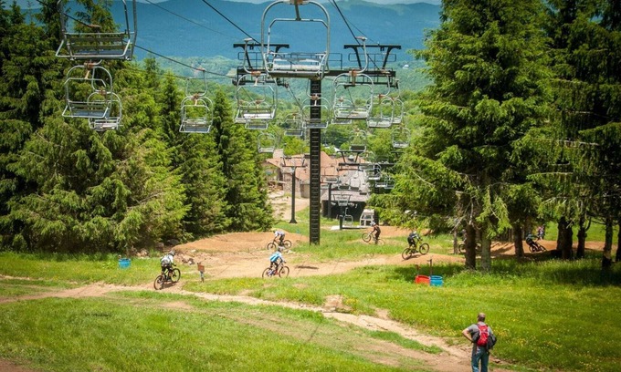 Beech Mountain Condominio | Hike, Bike, Wineries! Fireplace & Level Entry!
