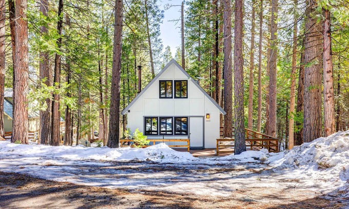 Cold Springs Cabina | Hike, Fish & Explore: California Cabin w/ Deck!